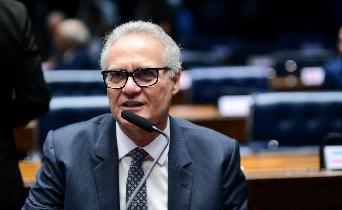 Renan Calheiros garante inclusão da mandioca na cesta básica nacional