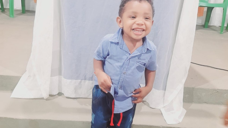 Bebê de 2 anos é encontrado morto dentro de carro