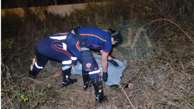 Motociclista é arremessado para fora da estrada e morre em batida frontal