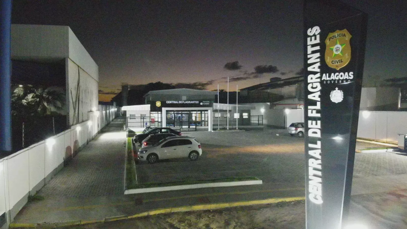 Prima é presa após agredir, maltratar e se apropriar do dinheiro de idosa de 65 anos