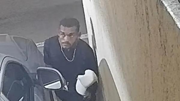 Homem é filmado furtando malas de turista em Maceió