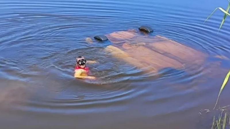 Família inteira morre afogada após carro cair em rio