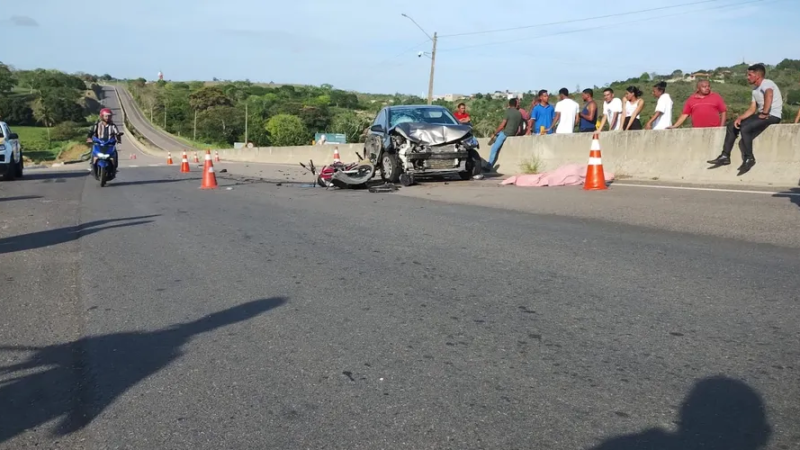 Motociclista morre ao sair de festa e colidir em carro na AL-220, em Limoeiro