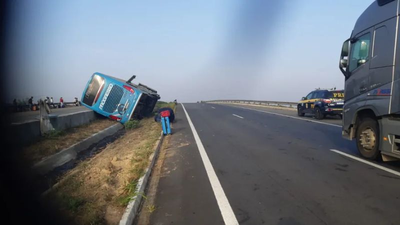 Ônibus de turismo tomba e deixa cerca de 10 feridos na BR-101, em Teotônio Vilela