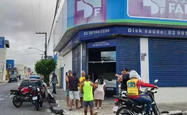 Após colisão em cruzamento, carro vai parar dentro de estabelecimento