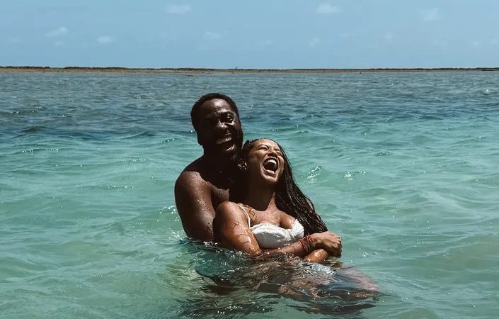 Taís Araújo curte férias com Lázaro Ramos ao som de Djavan em Alagoas