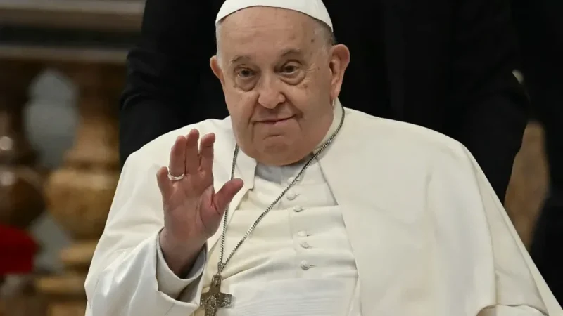 Papa Francisco sofre queda e fere antebraço em Roma
