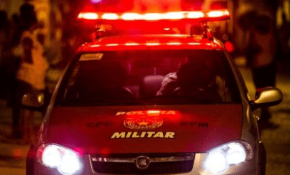 Mulher é brutalmente agredida pelo marido e amante em bar de Rio Largo; suspeito é preso após atacar PMs