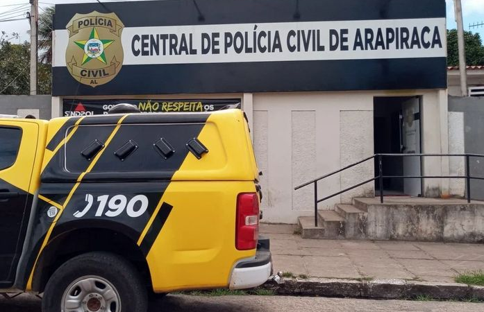 Mãe flagra companheiro usando drogas na frente dos filhos, sofre ameaças e é instigada à automutilação