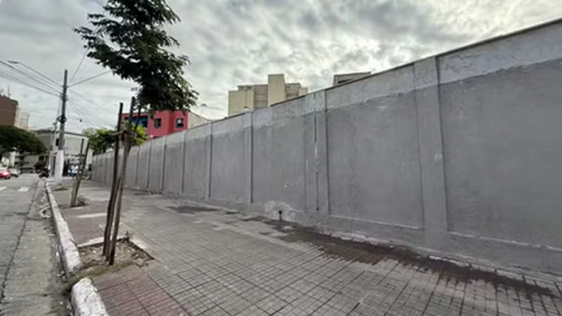 Prefeitura de SP constrói muro de 40 metros de extensão e confina Cracolândia