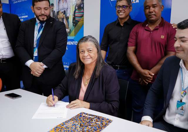 Prefeita de Palmeira assina contrato com a Caixa para construção de casas na comunidade da Tabacaria
