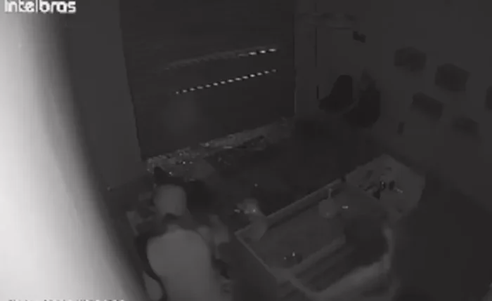 Joalheria é invadida e furtada por criminosos; trio segue foragido