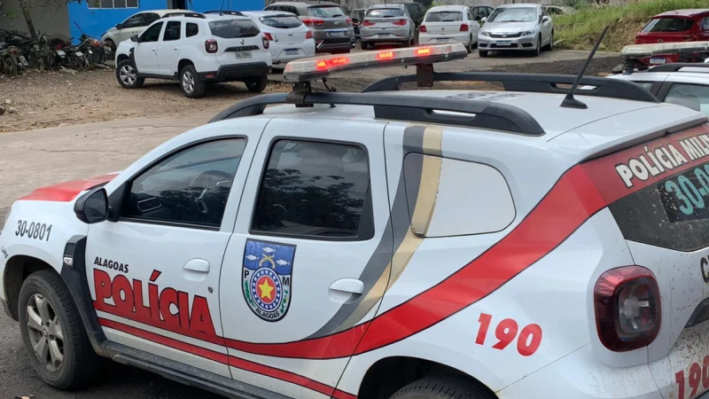 Garota de programa é socorrida por policiais após ser agredida por cliente em Arapiraca