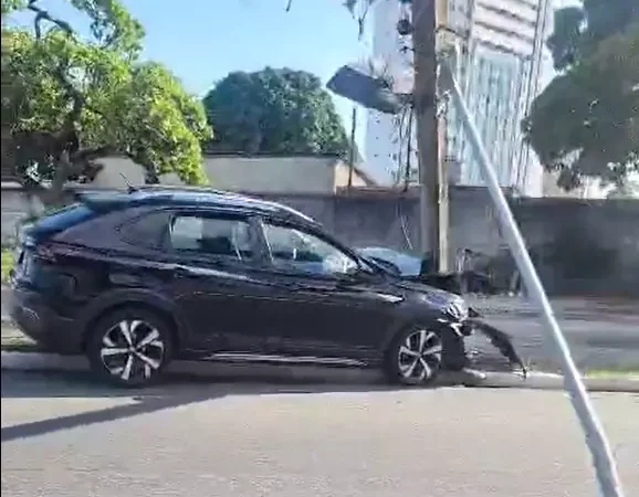 Vídeo flagra momento que táxi com 3 pessoas capota na Avenida Brasil; assista!