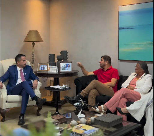 Palmeira ganhará Call Center, garante Paulo Dantas durante encontro com prefeita; solenidade de assinatura para instalação foi realizada nesta terça, 18