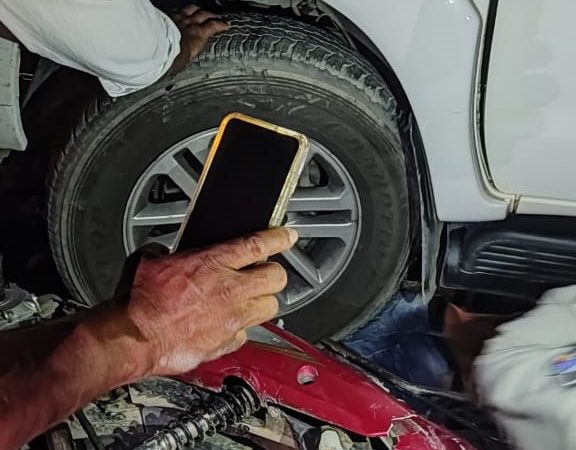 Populares usam alavanca para retirar motociclista que estava sob carro; ASSISTA