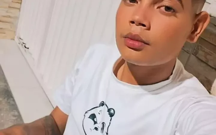 Jovem é surpreendido quando bebia com amigos e morto a tiros