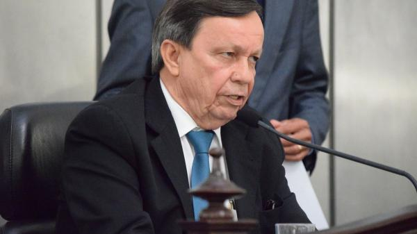 Vídeo: Durante sepultamento do pai, Paulo Dantas se pronuncia e diz já o ter perdoado há tempo