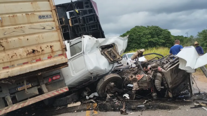 Vídeo: Colisão entre trio elétrico e caçamba deixa um morto na AL-105