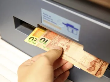 Vídeo: Mulher tem cartão e senha roubados ao tentar sacar em caixa eletrônico em Maceió