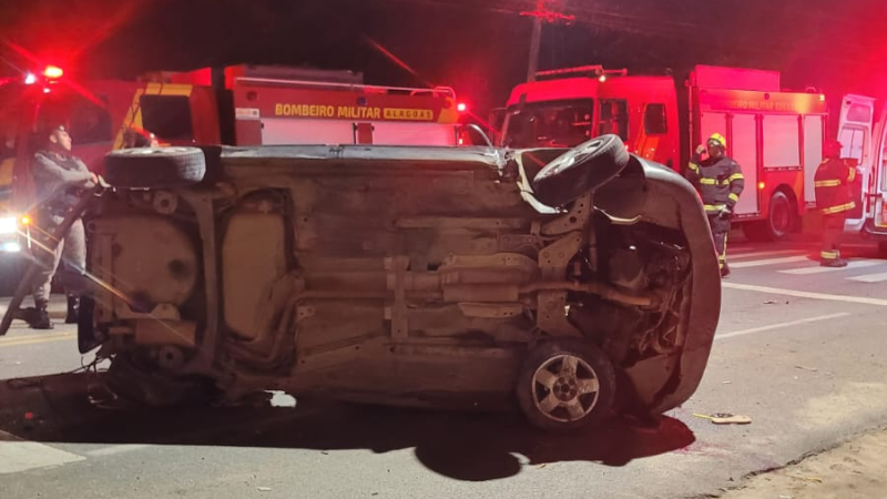 Vídeo: Duas pessoas morrem após veículo colidir com poste na região norte de Maceió