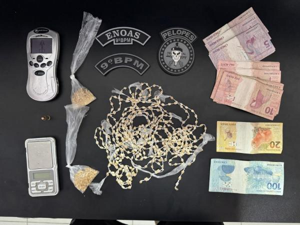 PM apreende mais de 700 pedras de crack, arma de fogo e recupera moto roubada