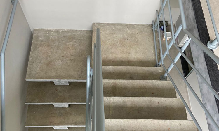 Após sofrer ameaças, mulher reage e empurra ex-namorado escada abaixo em Maceió