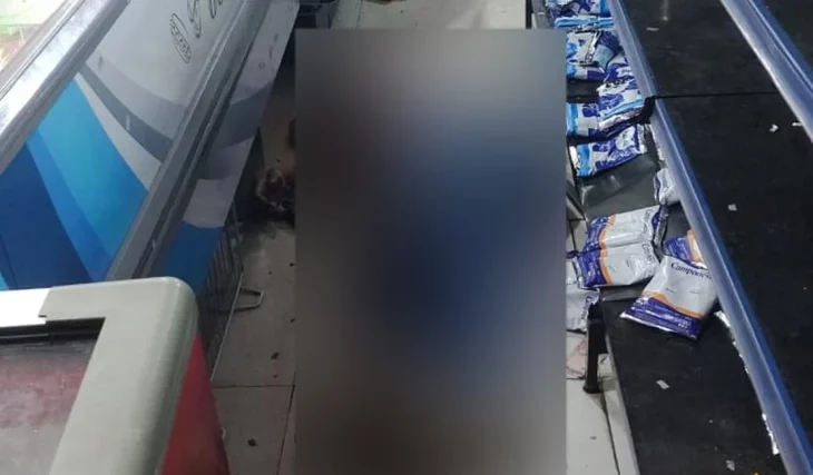 Assaltante morre após cliente reagir dentro de mercadinho