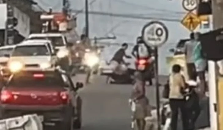 Homem é espancado por populares após assaltos