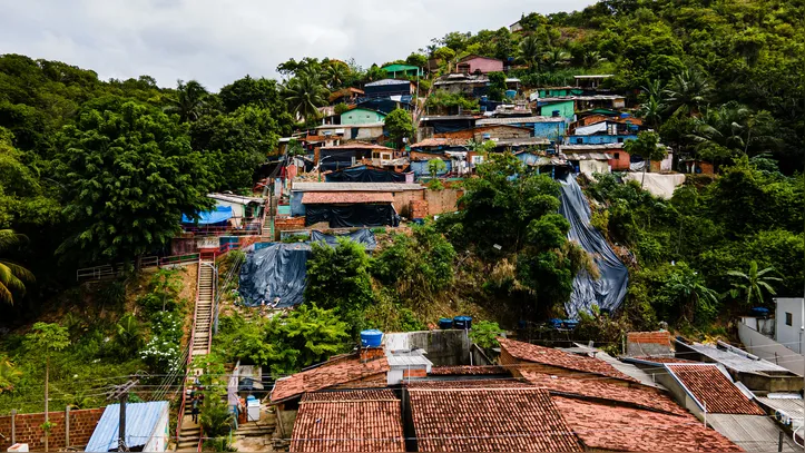Barreira ameaça deslizar e comunidade pode desaparecer em Coqueiro Seco