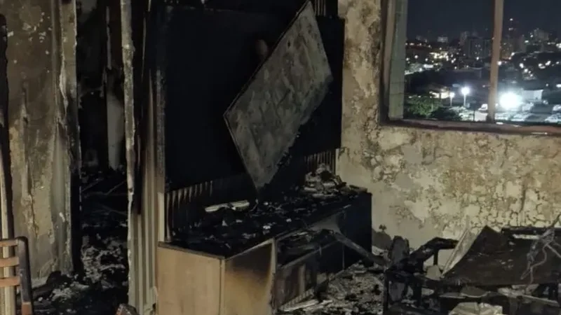 Imagem mostra como ficou devastado o apartamento incendiado no Prado, em Maceió