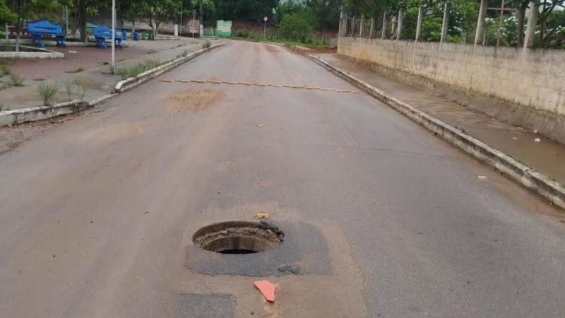 Bueiro aberto oferece risco a motoristas e pedestres em Palmeira de Fora