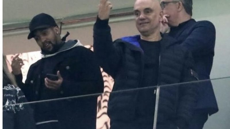 Moraes vai a jogo do Corinthians, sorri, acena e faz gesto obsceno em dia de sanção dos EUA