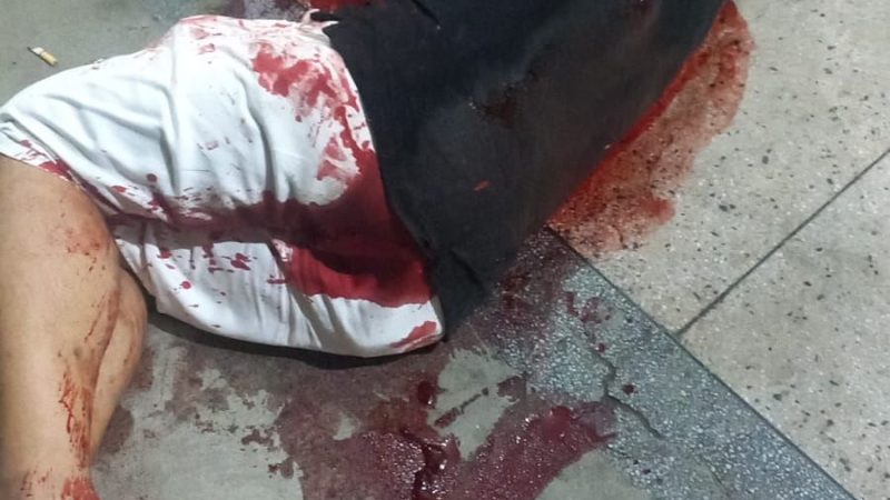 Após deixar competição de sinuca em bar, homem é atingido com golpes de faca