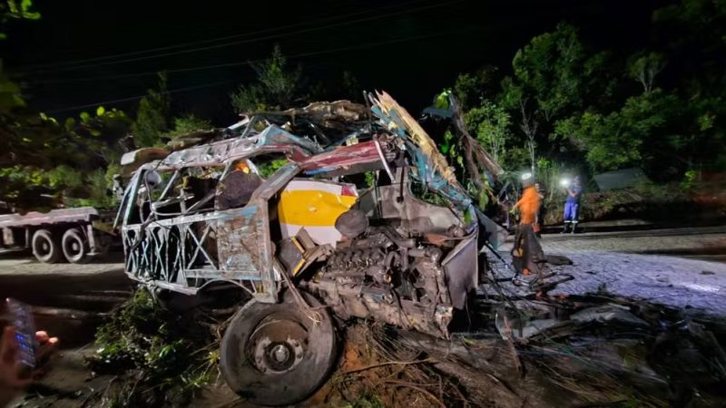 Perícia descarta falha mecânica em ônibus que caiu na Serra da Barriga e matou 20 pessoas