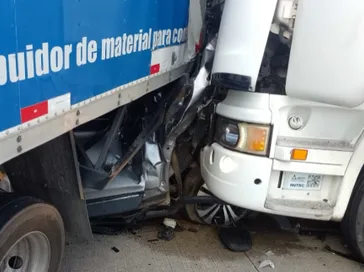 Vítimas ficam presas às ferragens após grave acidente entre caminhões e carro na BR-101