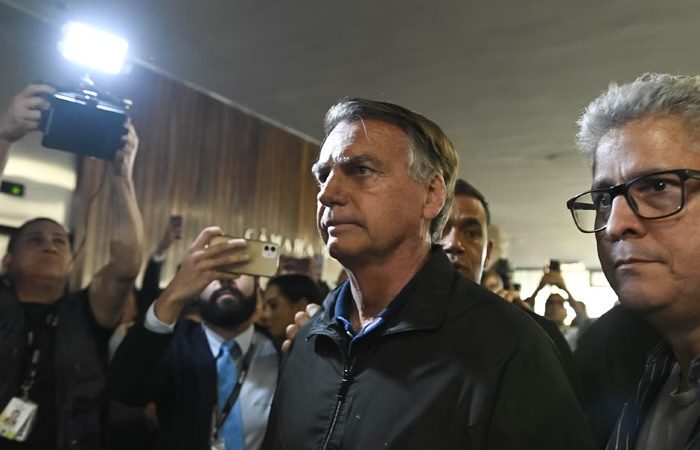 Moraes dá 24h para defesa de Bolsonaro explicar descumprimento de cautelar, sob pena de prisão imediata