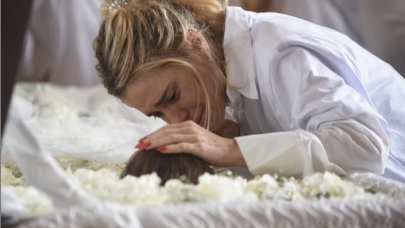 Carolina Dieckmann se despede de Preta Gil em momento comovente no Theatro Municipal