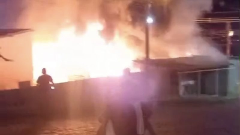 Garagem pega fogo e três veículos são destruídos em Igaci