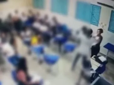 Câmera flagra aluno agredindo professora dentro de sala de aula no interior de AL
