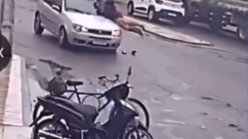 Duas pessoas são atropeladas no centro de Delmiro Gouveia; mulher fica caída no chão após impacto