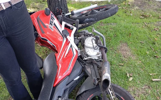 Motociclista morre após colisão com caminhão e ser arremessado contra árvore em Maceió