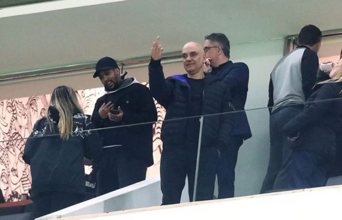 Jornal demite fotógrafo que flagrou gesto obsceno de Moraes em estádio