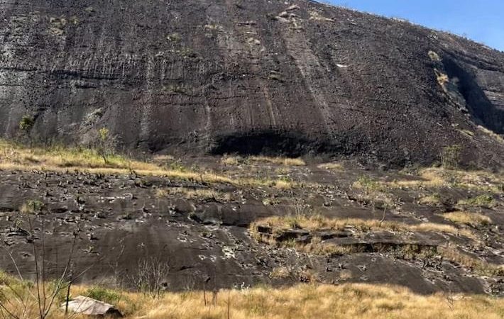 Casal encontrado morto e sem roupas foi namorar em carro e veículo caiu de paredão de 400 metros