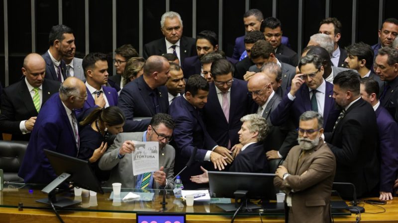 Câmara envia pedidos de suspensão de deputados para a Corregedoria