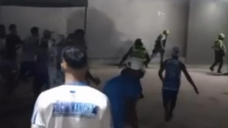 Torcedores do CSA agridem policiais após empate no Rei Pelé