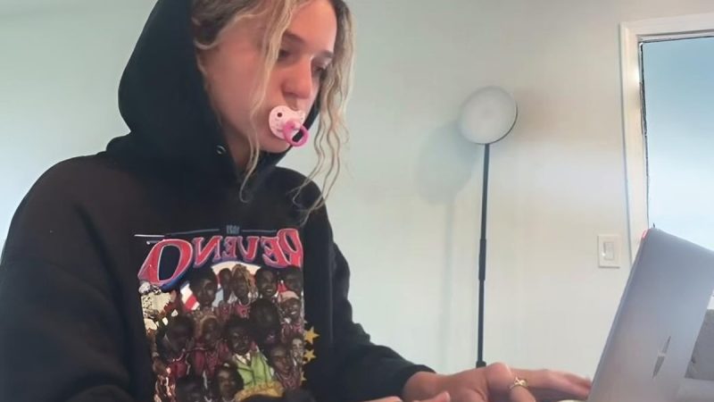 Adultos usando chupeta: moda traz riscos sérios à saúde bucal e emocional