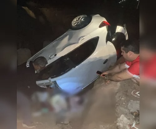Três morrem e dois ficam feridos após carro cair em buraco de obra em Marechal Deodoro