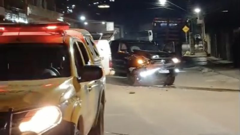 Hilux colide com viatura da PM durante revista em bar em Palmeira dos Índios