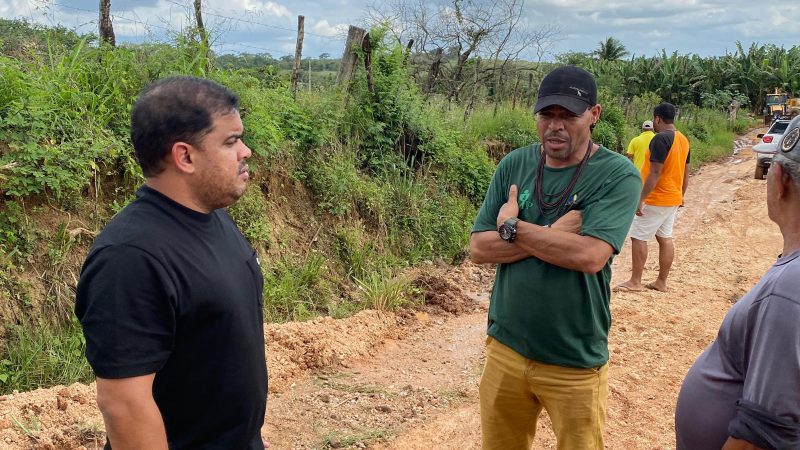 Cumprindo promessa, vereador Madson Monteiro acompanha início de obra de recuperação de estrada na Aldeia Fazenda Canto, em Palmeira dos Índios